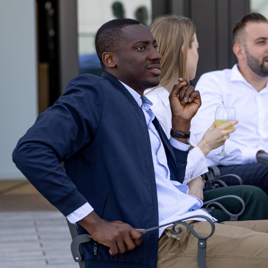 Foto von Mitarbeitenden bei BNP Paribas auf der Terrasse