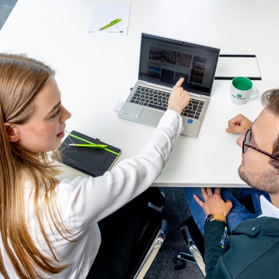 Photograph of two trainees at BNP Paribas