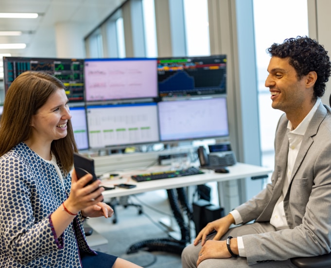 Photograph of two BNP Paribas employees in a meeting