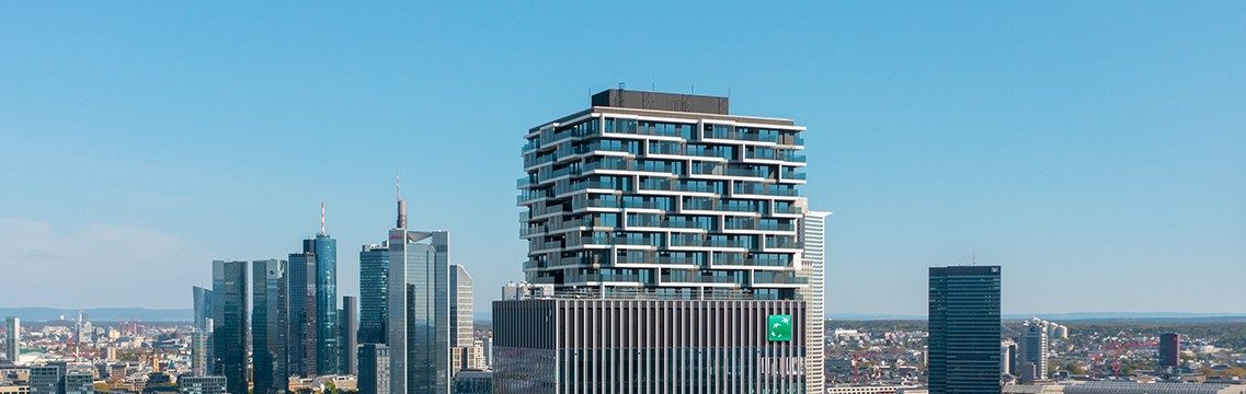 Der Senckenberg Turm vor der Skyline von Frankfurt am Main