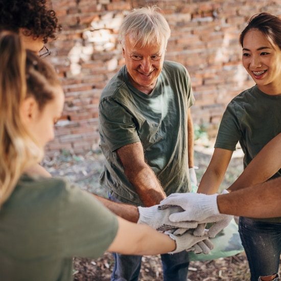 Zwei Frauen und drei Männner stimmen sich auf ein gemeinsames Projekt ein