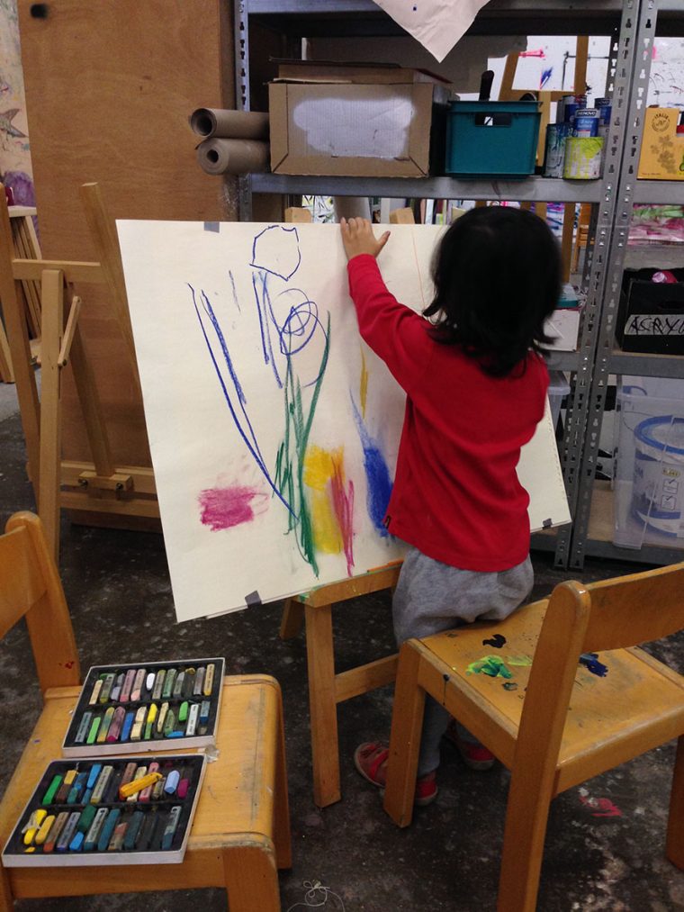Kind malt ein Bild